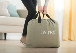 Intex Pillow Rest Raised Luchtbed - Queensize - Ingebouwde Elektrische Pomp -Buitenwinkel 1320 1900 64124 inuse1 2017 300