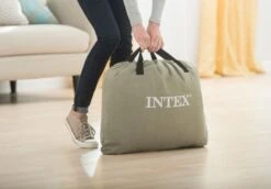 Intex Deluxe Pillow Rest Raised Luchtbed - Eenpersoons - Ingebouwde Elektrische Pomp -Buitenwinkel 1320 1900 64132 inuse1 2017 300