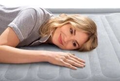 Intex Comfort Plush Hoog Luchtbed - Eenpersoons - Ingebouwde Elektrische Pomp -Buitenwinkel 1320 1900 64412 inuse2 2022 300
