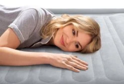 Intex Comfort Plush Luchtbed - Eenpersoons - Ingebouwde Elektrische Pomp -Buitenwinkel 1320 1900 67766 inuse4 2022 300