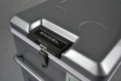 Engel MT45F-S Compressor Koelbox - 40 Liter -Buitenwinkel 1900 2849 mt45fs verschluss detail